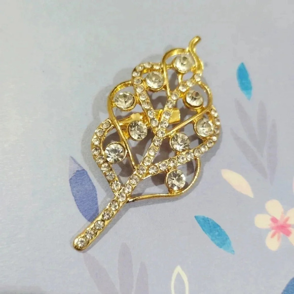 Elegant Crystal Leaf Brooch Botanical Gold Tone Clear White Stones - Picture 3 of 7
